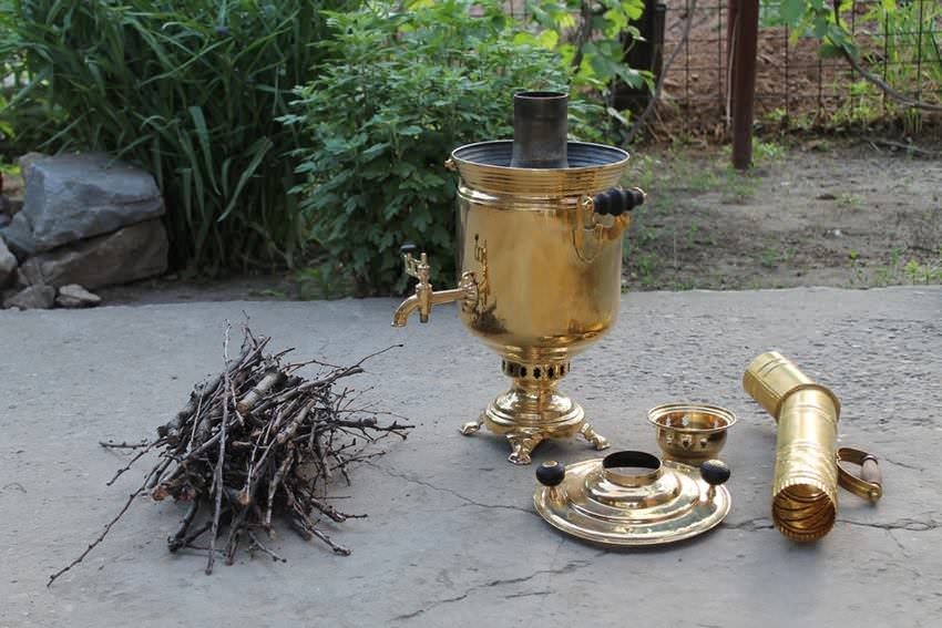 The rules of the samovar firebox on the wood